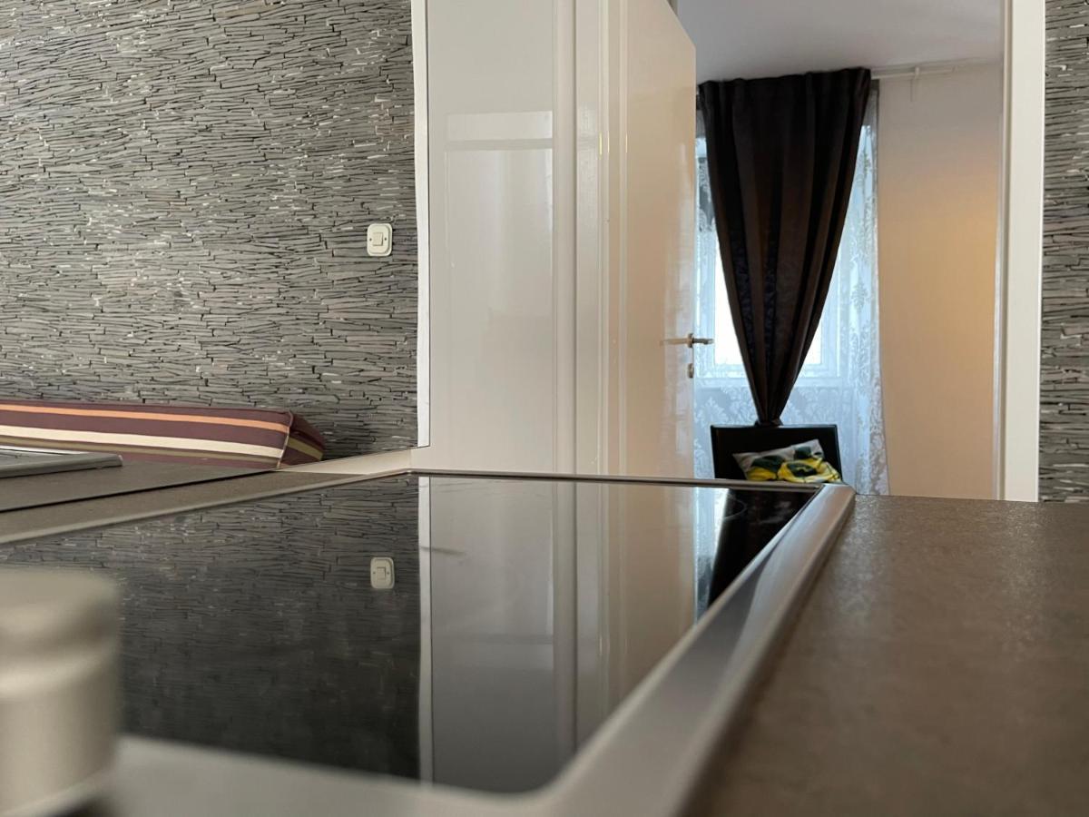 Apartments Kremenic Крес Екстериор снимка
